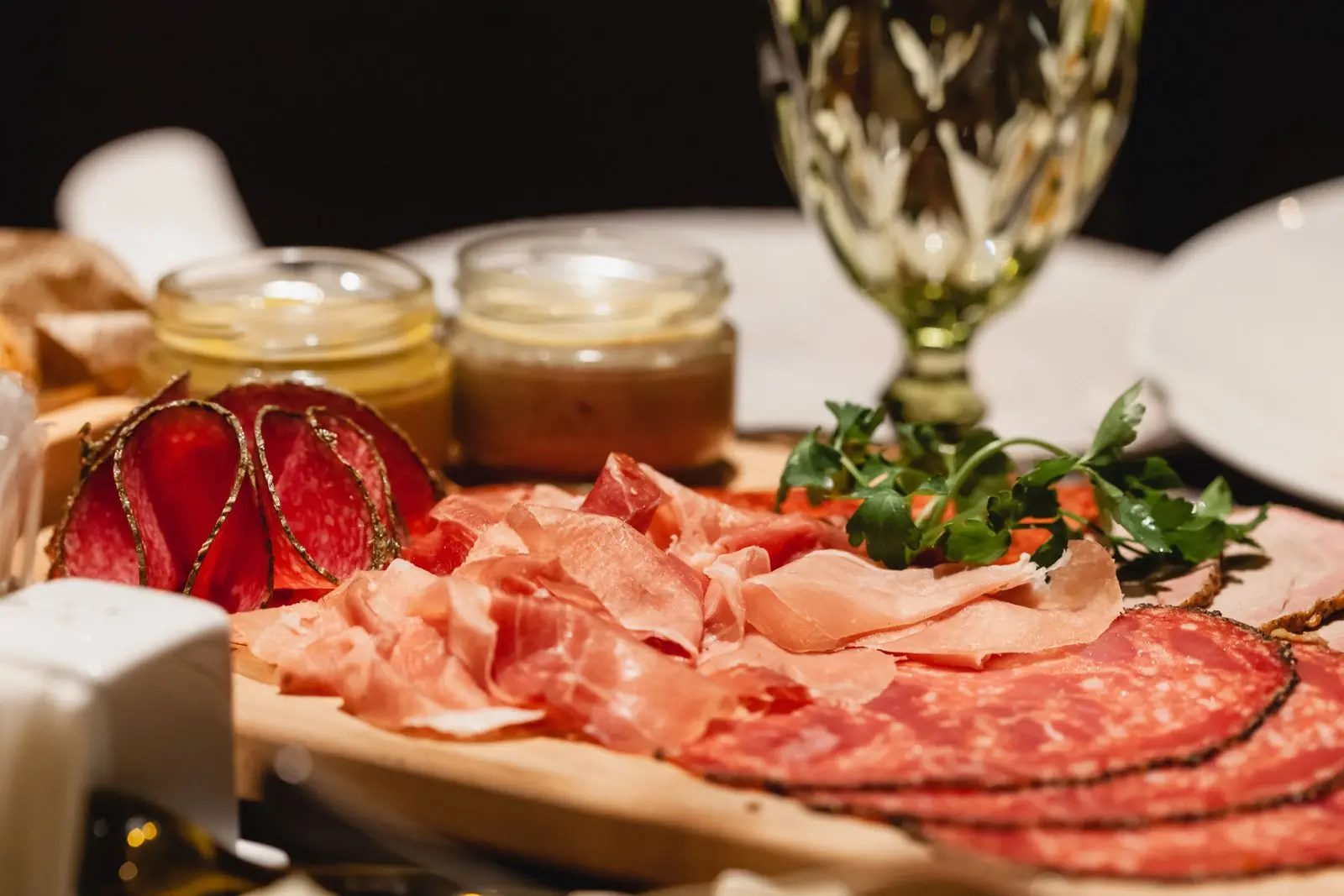 Ассорти мясных деликатесов и колбас